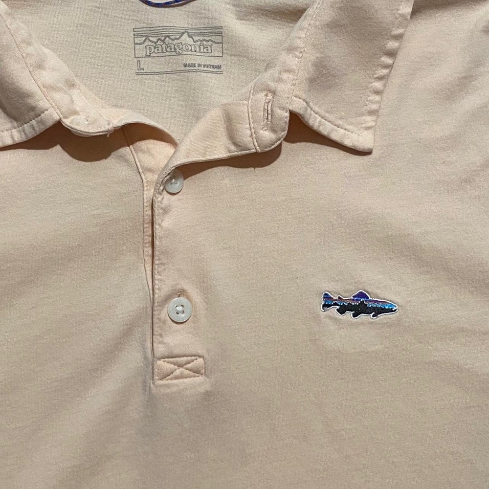 🏔️ Patagonia Men’s Fitz Roy polo shirt w/ trout logo. Pale orange. SZ large